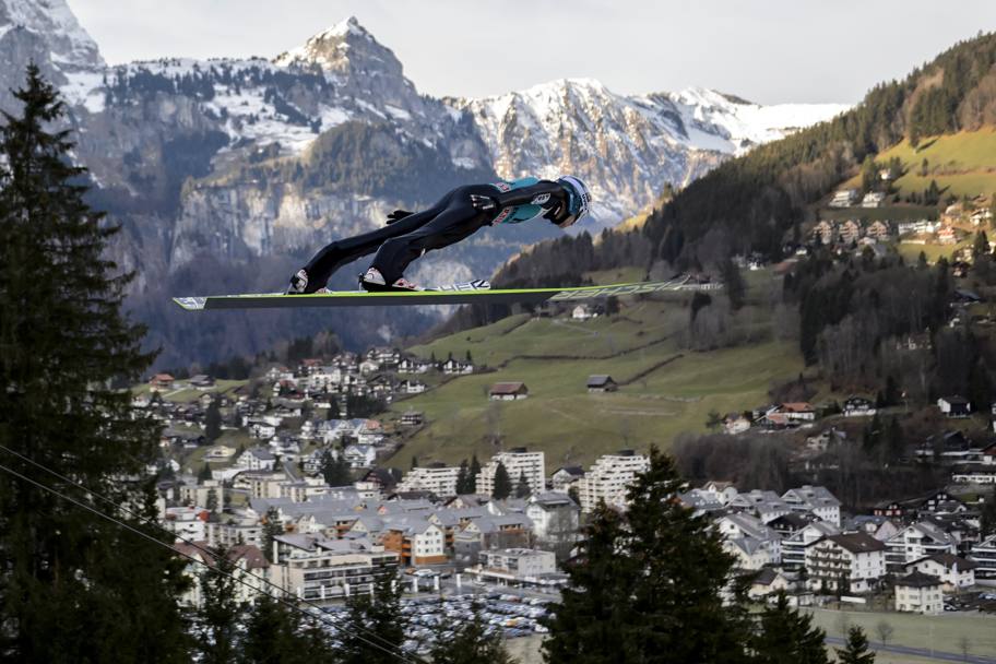 Lo spettacolare volo dell’austriaco Michael Hayboeck e Engelberg, Svizzera (Afp)